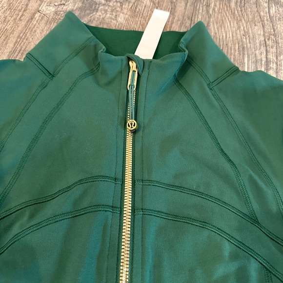 NEW with tags! Lululemon Define Jacket *Nulu
Everglade Green / Gold zipper Sz 14 - Picture 4 of 7